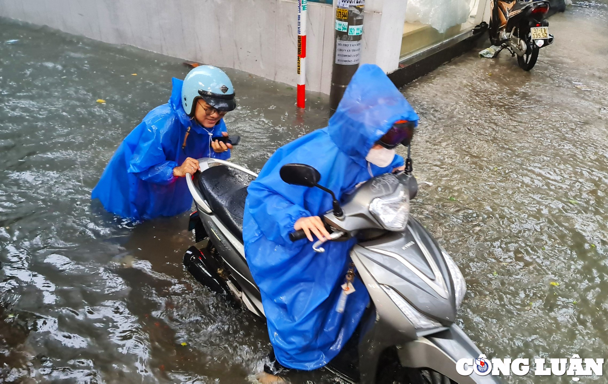             Đường phố bị ngập sâu, người Đà Nẵng bì bõm đẩy xe trong biển nước    