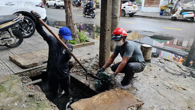 View -             Nhiều nơi tại Đà Nẵng vừa thông cống xong… vẫn ngập nặng    