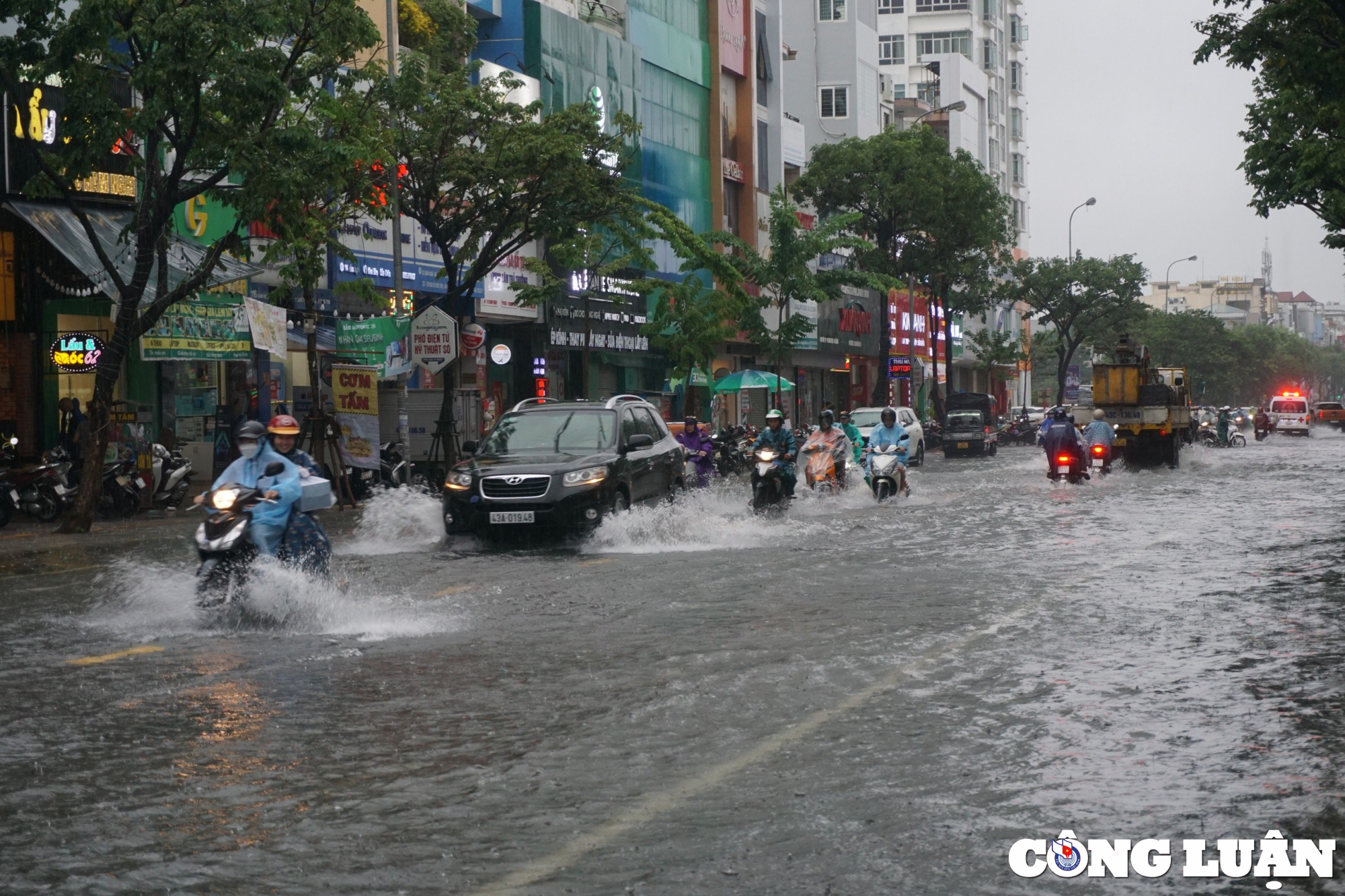 View -             Đường phố bị ngập sâu, người Đà Nẵng bì bõm đẩy xe trong biển nước    