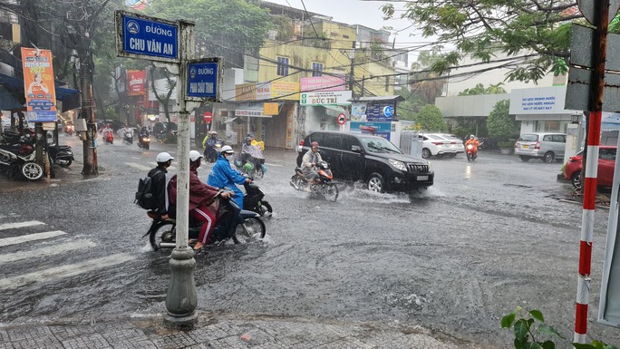 View -             Nhiều nơi tại Đà Nẵng vừa thông cống xong… vẫn ngập nặng    