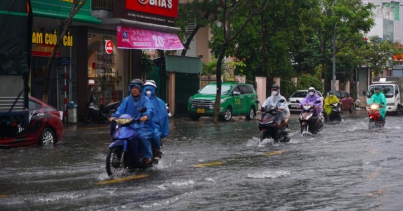 View -             Đường phố bị ngập sâu, người Đà Nẵng bì bõm đẩy xe trong biển nước    