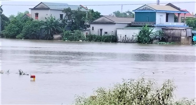 View -             Thừa Thiên - Huế: Có nơi ngập sâu đến 1,3 m do mưa lũ, một số trường học đóng cửa    