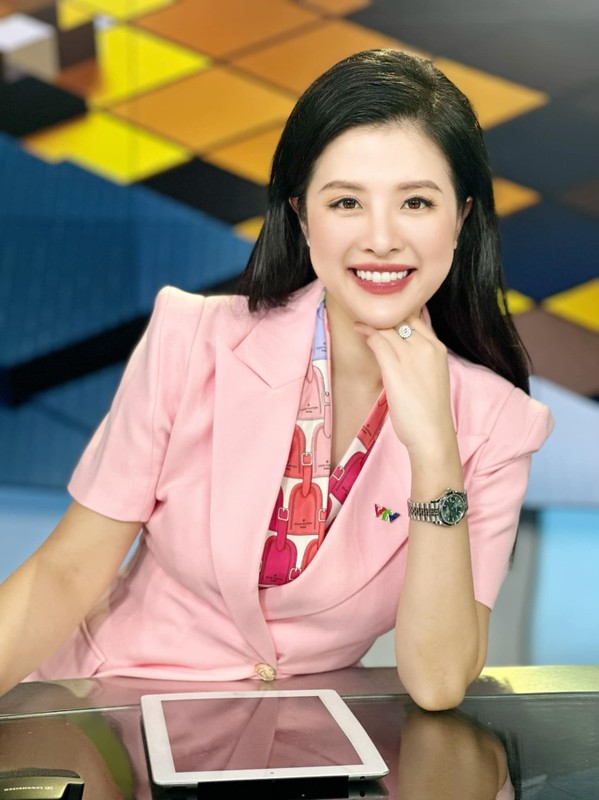 View -             Cuộc sống sang chảnh của nữ BTV VTV 'xinh như hoa hậu'    