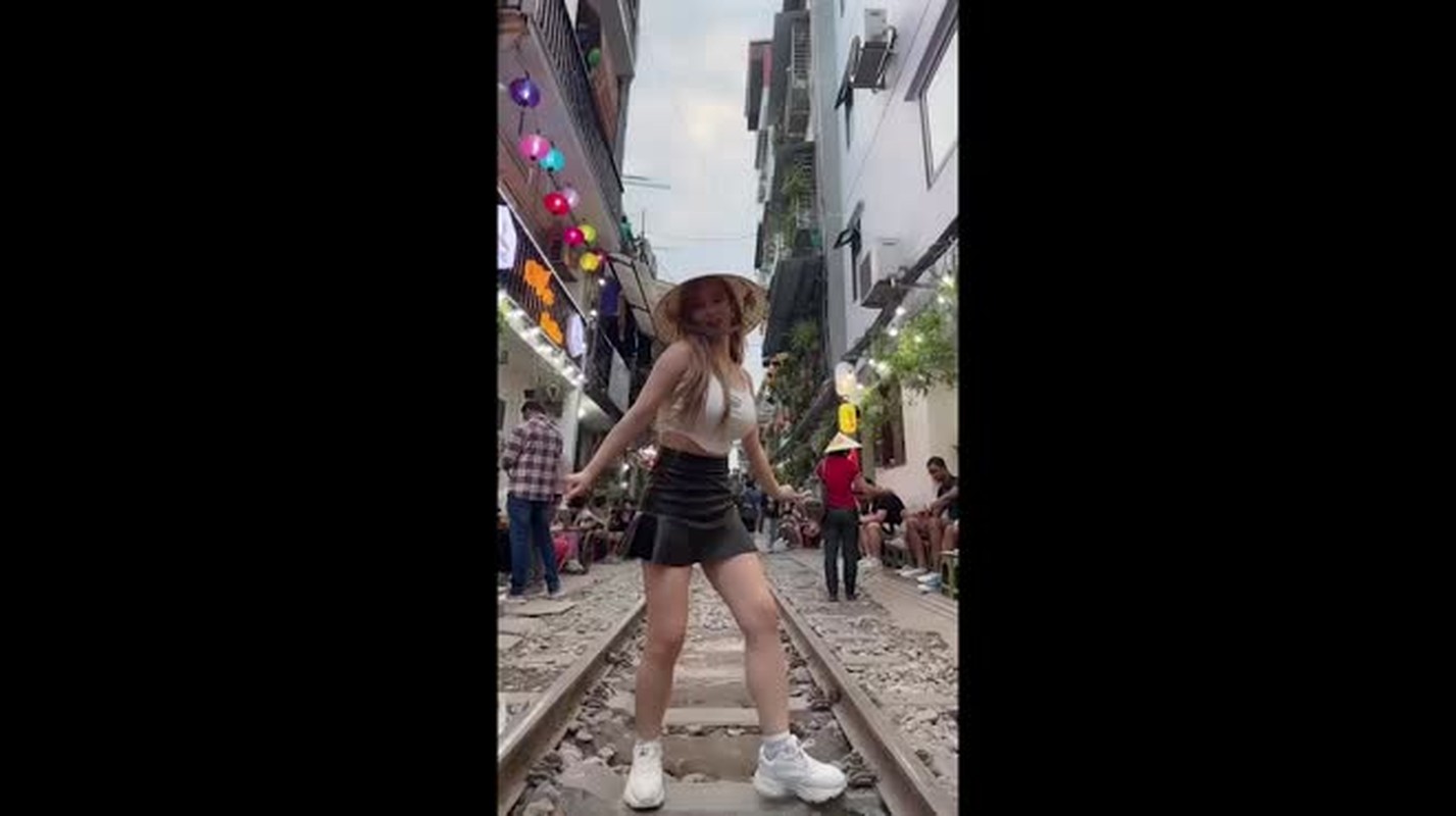 View -             Nữ DJ thu hút ánh nhìn ở khu 'cafe đường tàu' Hà Nội là ai?    