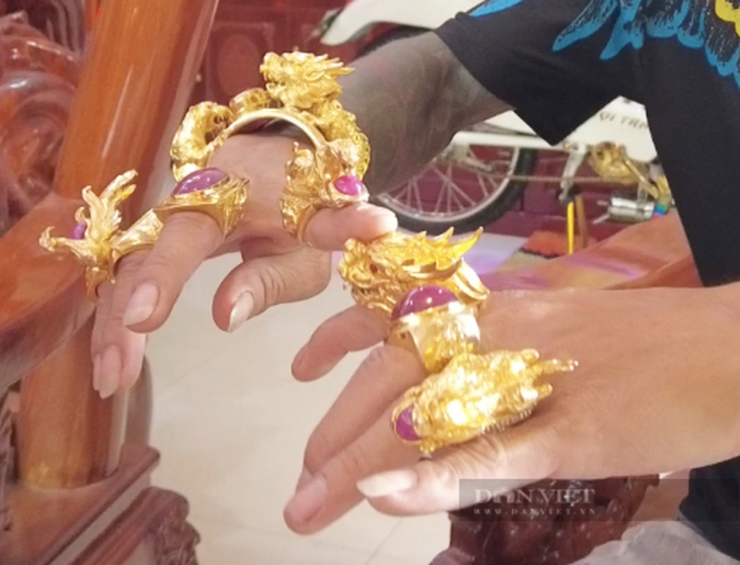 View -             Đại gia Việt 'đeo vàng kín người' gây sốt báo ngoại là ai?    