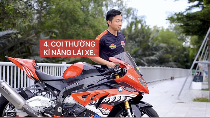 View -             Chân dung thầy dạy lái mô tô của người mẫu Ngọc Trinh    