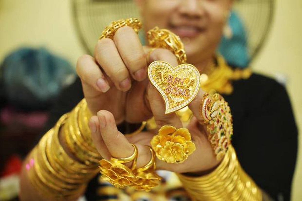             Đại gia Việt 'đeo vàng kín người' gây sốt báo ngoại là ai?    