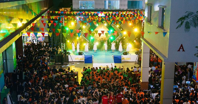 View -             Hàng ngàn sinh viên HUTECH 'quẩy' tưng bừng tại đêm Gala chào năm học mới     