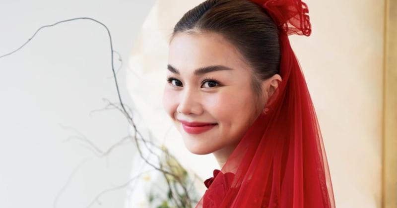 View -             Thanh Hằng diện áo dài đỏ trong ngày vui, Phanh Lee khoe tủ trang sức giá trị    