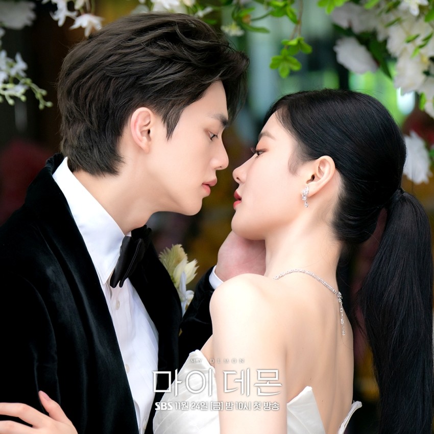 View -             Song Kang 'hớp hồn' Kim Yoo Jung trong phim mới 'My Demon', mở đầu là đám cưới lãng mạn!    