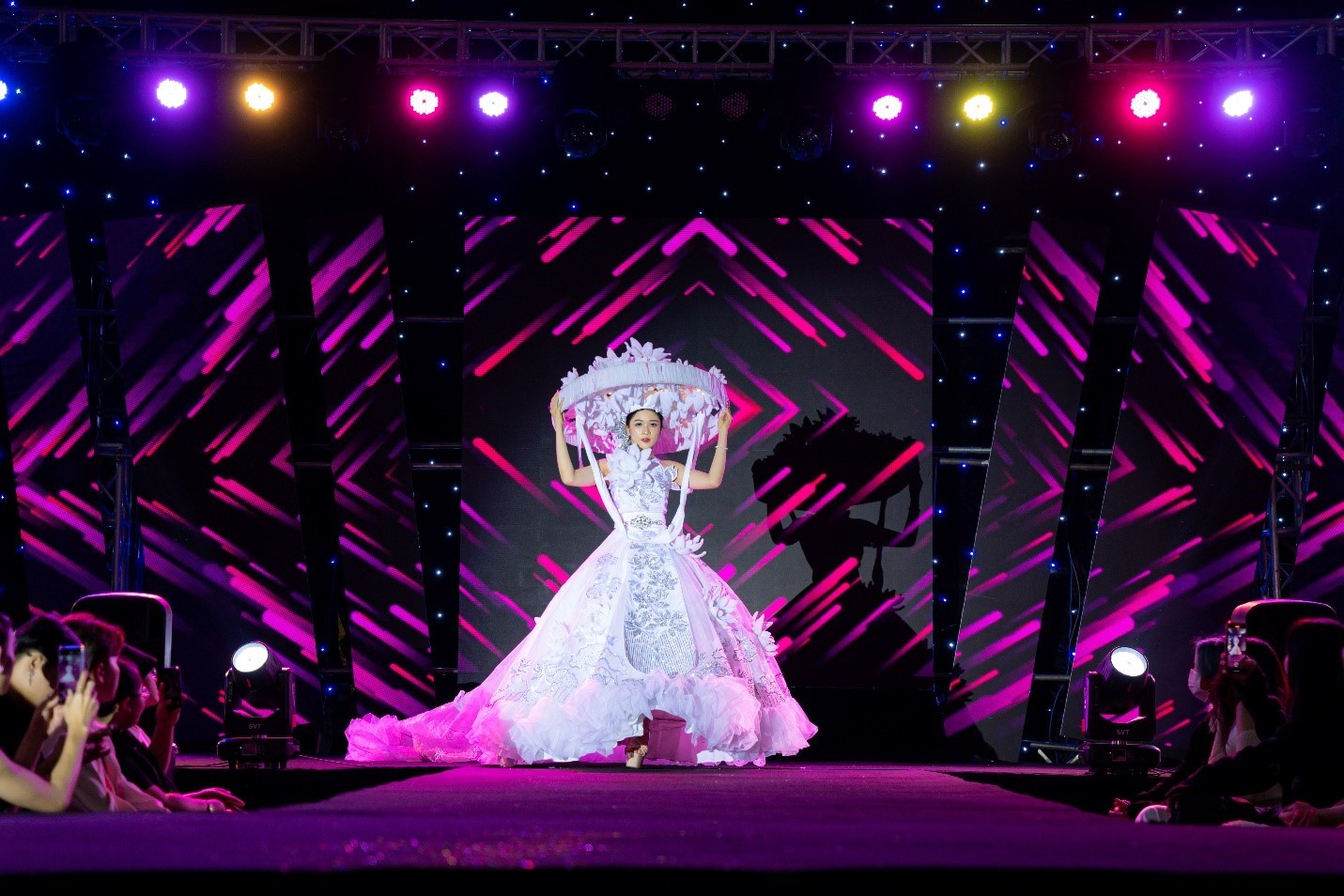View -             Ấn tượng Fashion Show đầu tay tôn vinh vẻ đẹp sắc phục Việt của sinh viên Quản trị sự kiện HUTECH    