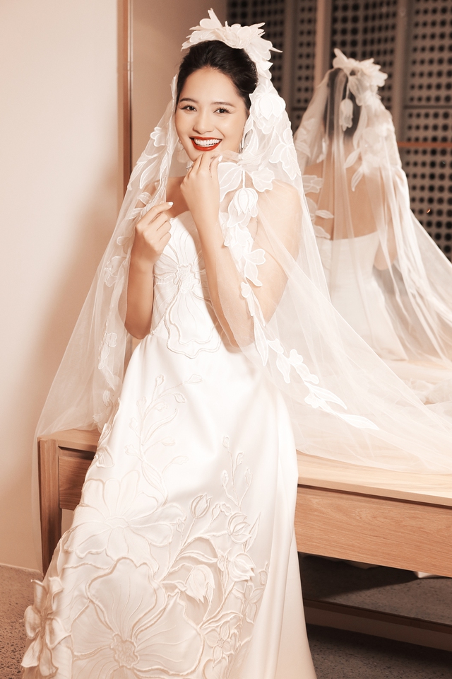             Diện váy cưới như nữ thần, Hoa hậu Hương Giang và Á hậu Thủy Tiên thu hút mọi ánh nhìn    