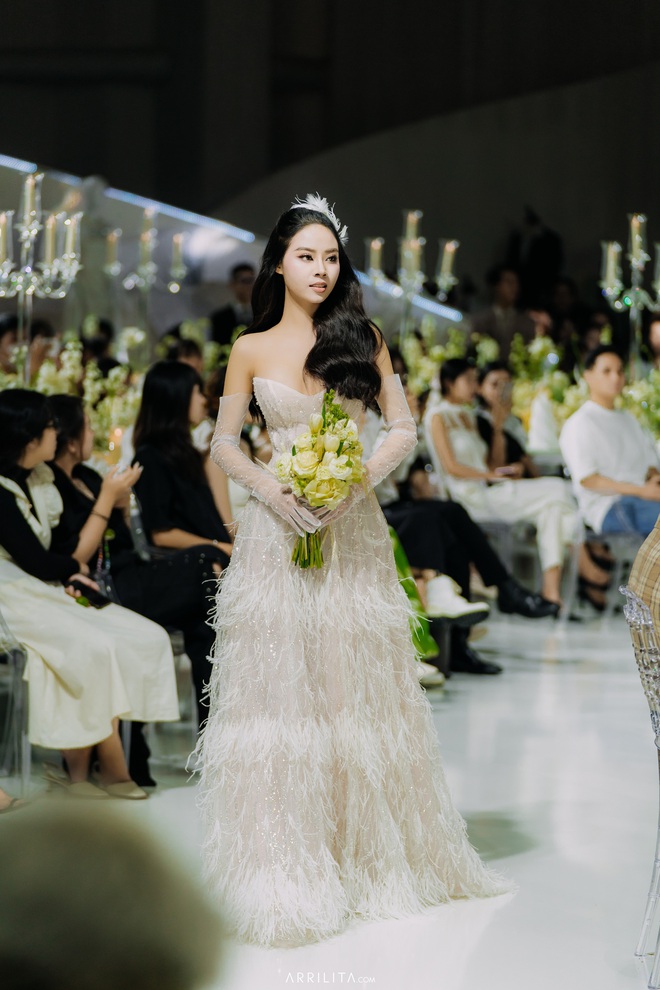 View -             Diện váy cưới như nữ thần, Hoa hậu Hương Giang và Á hậu Thủy Tiên thu hút mọi ánh nhìn    