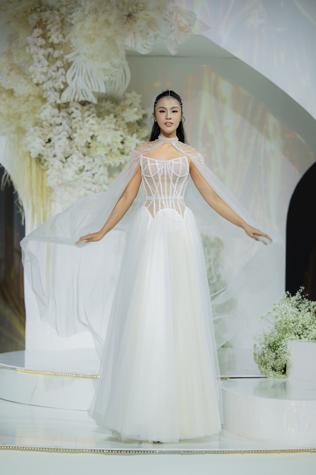             Diện váy cưới như nữ thần, Hoa hậu Hương Giang và Á hậu Thủy Tiên thu hút mọi ánh nhìn    