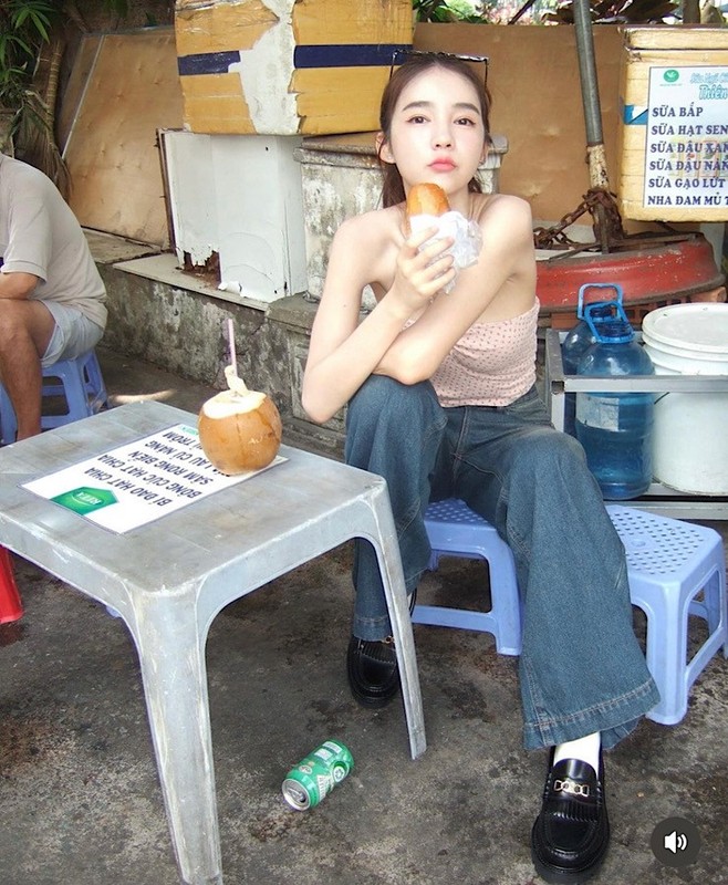             'Thiên thần chuyển giới' Thái Lan xinh đẹp 'gây sốt' trên phố Hà Nội    