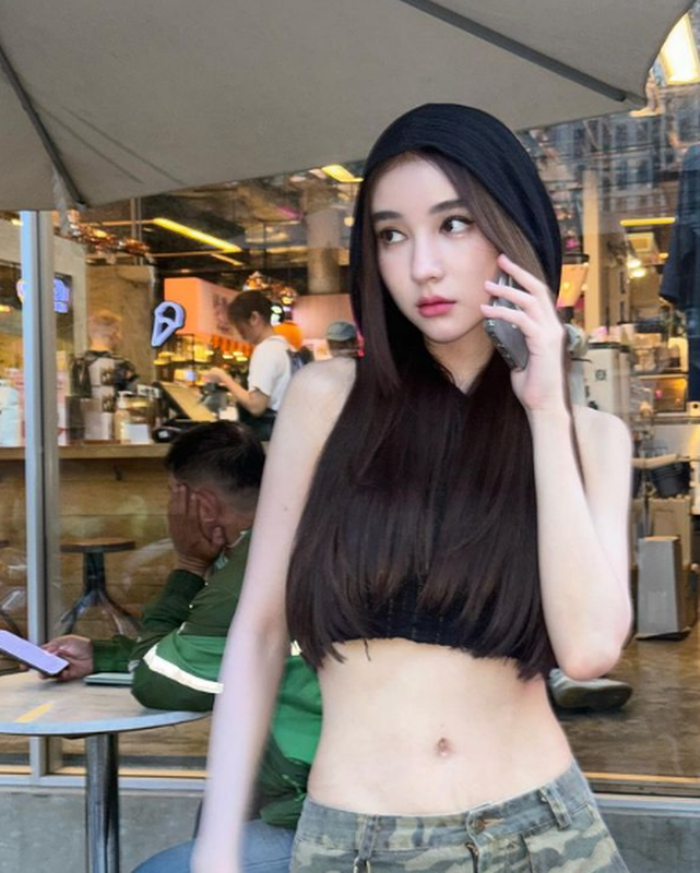 View -             'Thiên thần chuyển giới' Thái Lan xinh đẹp 'gây sốt' trên phố Hà Nội    