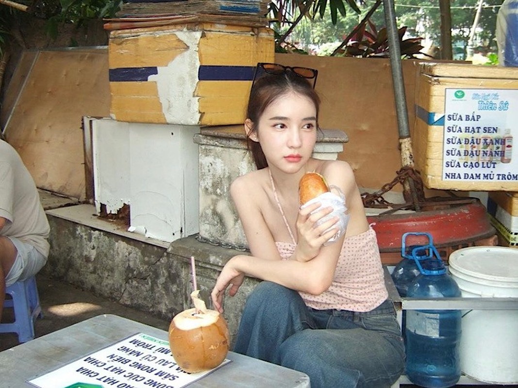 View -             'Thiên thần chuyển giới' Thái Lan xinh đẹp 'gây sốt' trên phố Hà Nội    