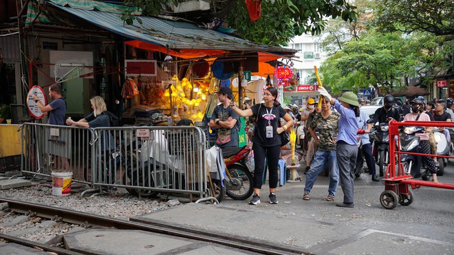 View -             Khách du lịch vẫn bất chấp nguy hiểm, tạo dáng chụp ảnh ở phố 'cà phê đường tàu'    