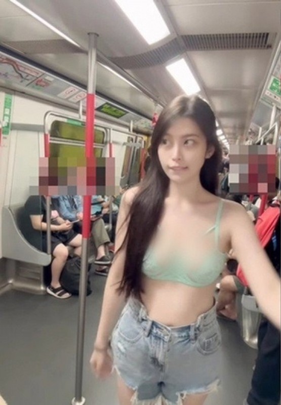             Hot girl vô tư diện nội y đi tàu điện, netizen chán nản quay mặt    