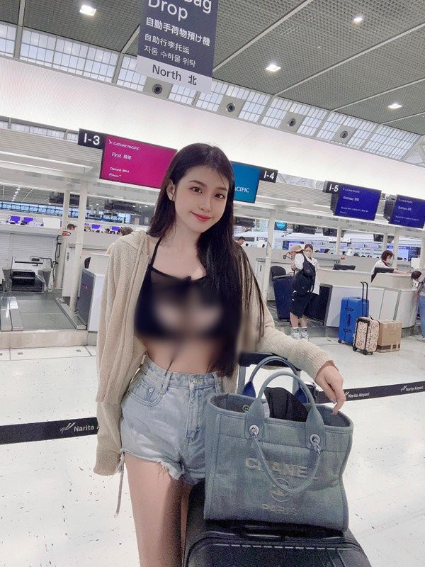 View -             Hot girl vô tư diện nội y đi tàu điện, netizen chán nản quay mặt    