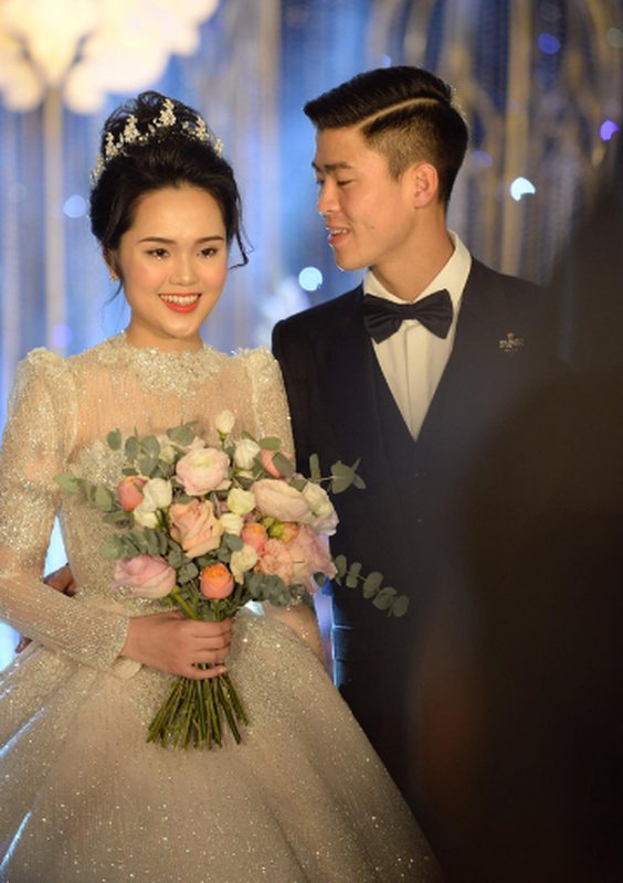             Đọ váy cưới của các nàng WAG Việt trong ngày trọng đại    