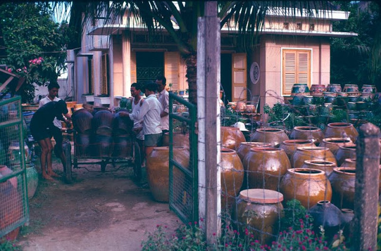 View -             Hé lộ ảnh màu ít biết về Việt Nam cuối những năm 1960    