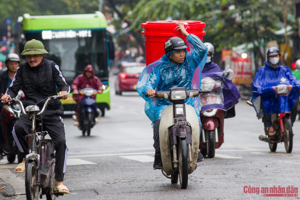 View -             Người Hà Nội co ro trong mưa rét đầu mùa    