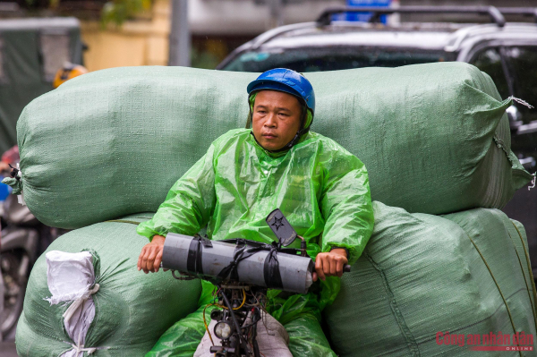 View -             Người Hà Nội co ro trong mưa rét đầu mùa    