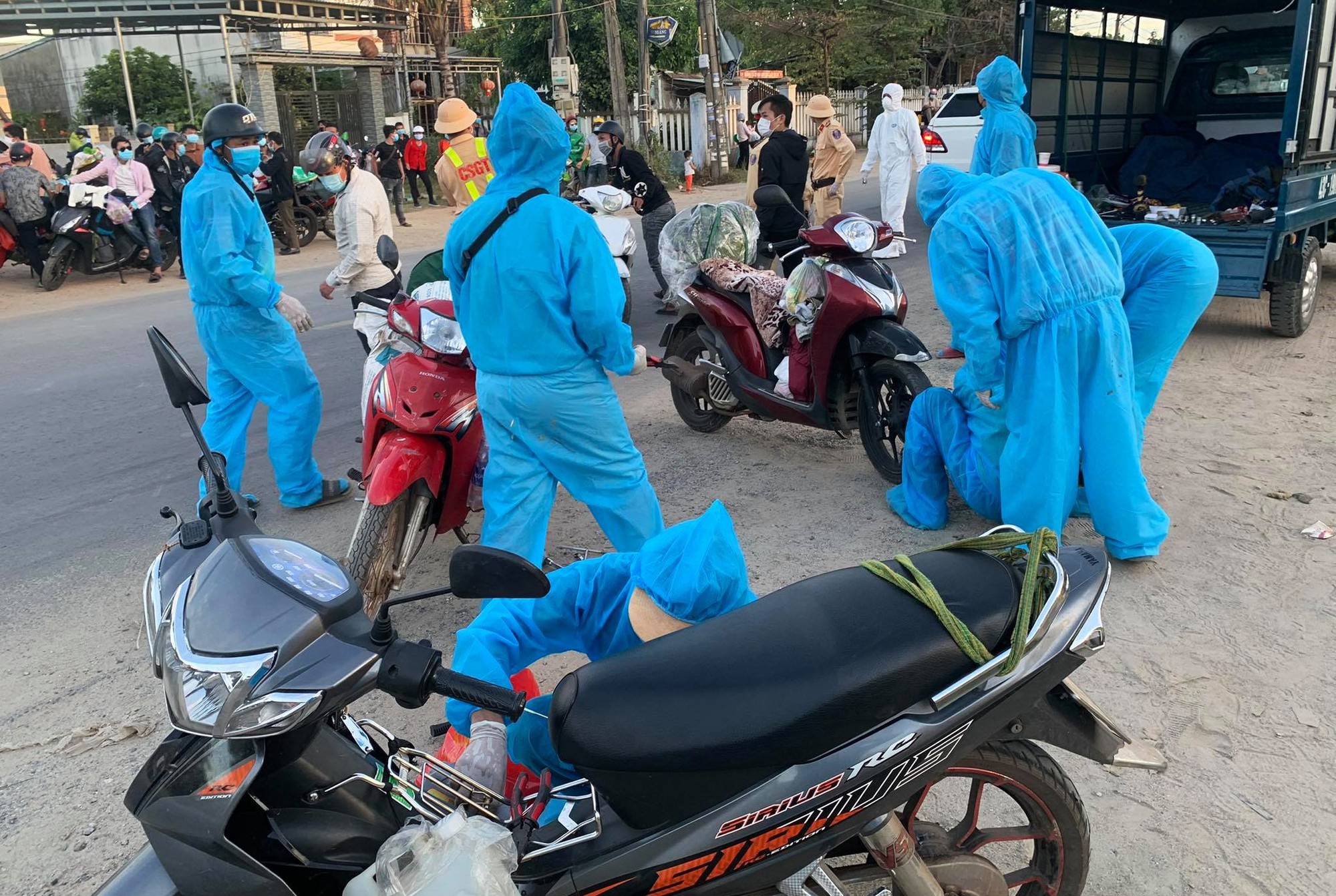 View -             Nữ sinh viên bị thủng lốp xe trên đèo Hải Vân, dắt bộ 3km dưới mưa và "lời cầu cứu" được đáp lại    