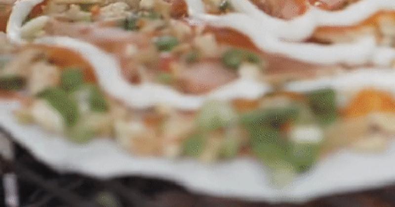 View -             Khách Tây trầm trồ trước 'pizza kiểu Việt Nam', nhận xét 'nó thật sự giàu hương vị'    