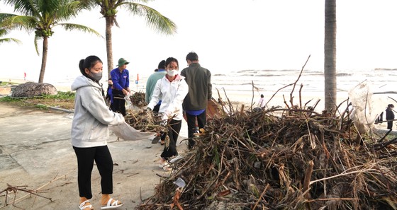             2.000 thanh niên Đà Nẵng dọn rác bãi biển sau mưa lũ    