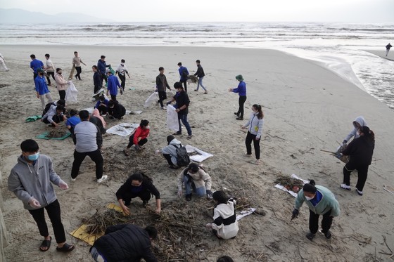 View -             2.000 thanh niên Đà Nẵng dọn rác bãi biển sau mưa lũ    