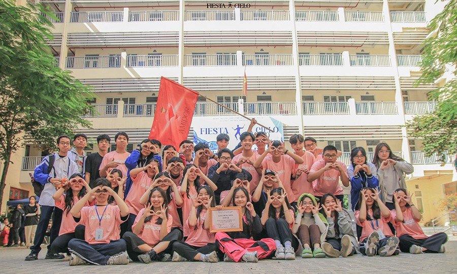 View -             Sàn đấu vũ đạo đa màu sắc trong ngày hội Flashmob tại trường Chuyên Sư Phạm    