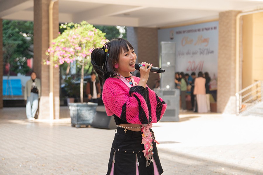 View -             Sàn đấu vũ đạo đa màu sắc trong ngày hội Flashmob tại trường Chuyên Sư Phạm    