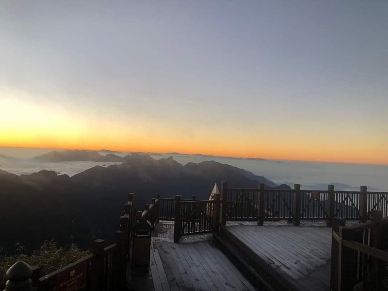 View -             Khoảnh khắc mưa tuyết xuất hiện trên đỉnh Fansipan sáng 20/11/2023    