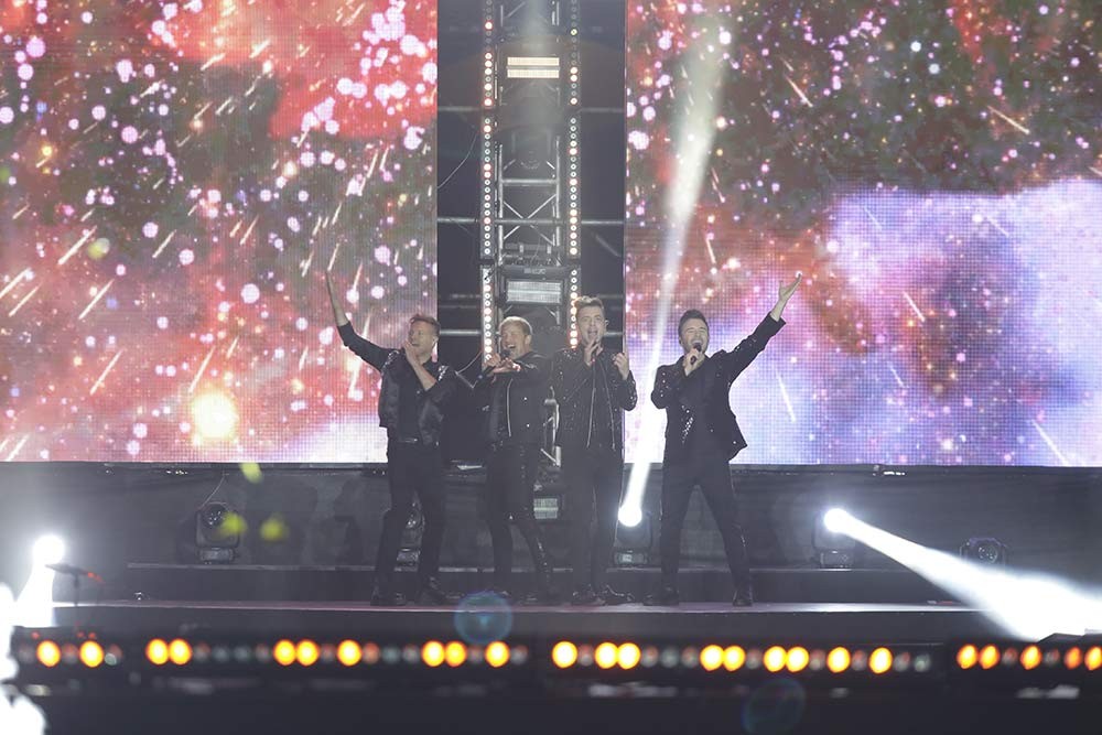 View -             Đêm diễn đầu tiên bùng nổ, Westlife nói tiếng Việt: 'Tôi yêu các bạn'    