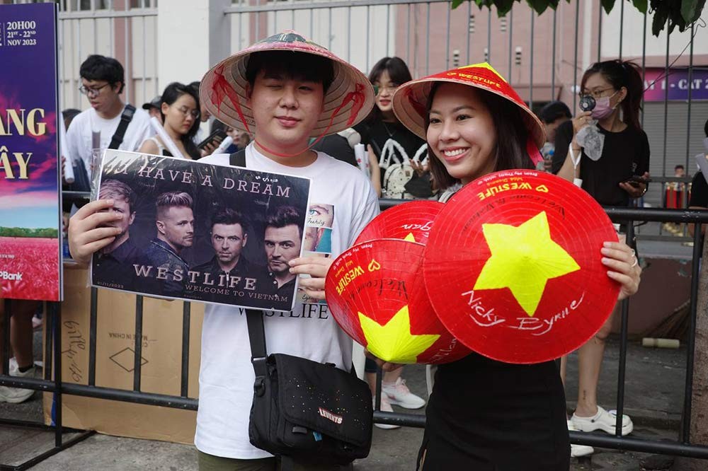 View -             Đêm diễn đầu tiên bùng nổ, Westlife nói tiếng Việt: 'Tôi yêu các bạn'    