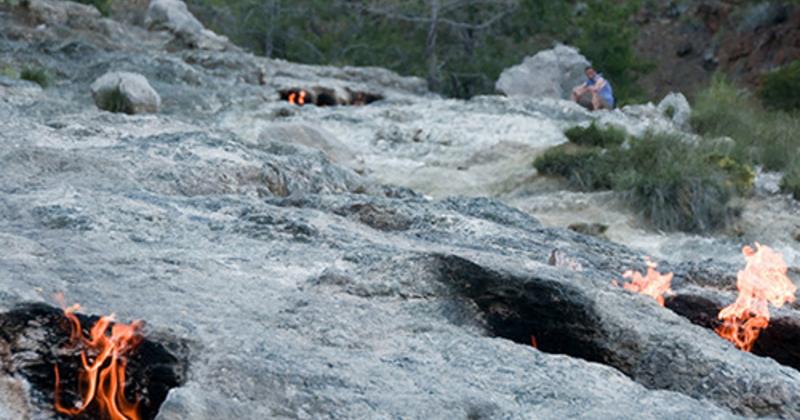 View -             Hòn đá cháy rực suốt 2.500 năm, chuyên gia giải mã sốc    