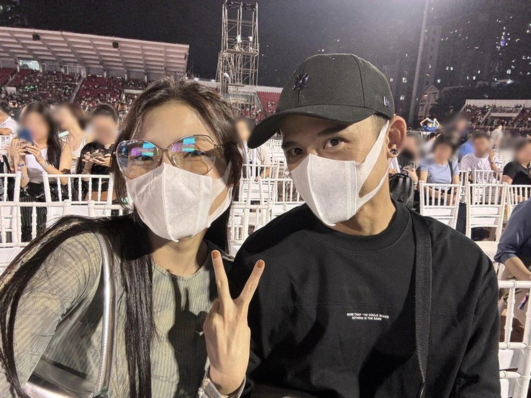 View -             Vợ chồng Vân Trang nhiệt tình 'đu idol' đêm nhạc Westlife    