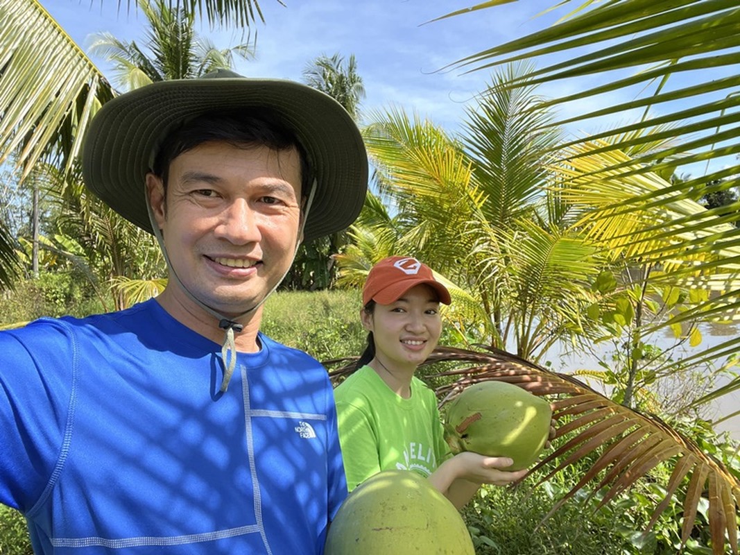 Diễn viên Tiết Cương: "Đại gia ngầm" mê làm nông, cưới vợ trẻ đẹp kém 26 tuổi, 50 tuổi chưa có con vẫn ngọt ngào đáng ngưỡng mộ