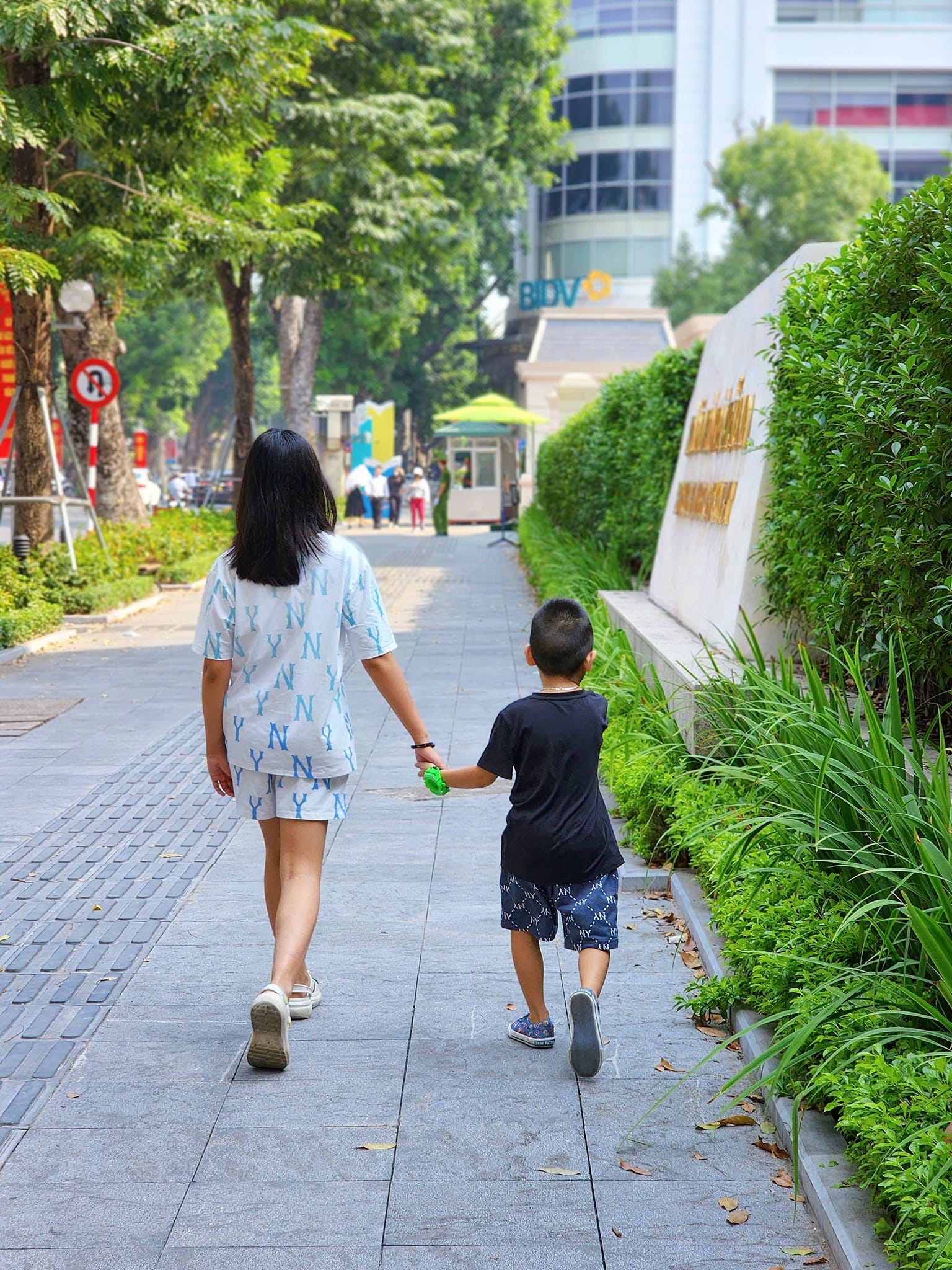 View -             Bà mẹ 8X chia sẻ lịch trình một ngày ngẫu hứng “food tour Hà Nội” bằng xích lô và đi bộ cùng 2 con    