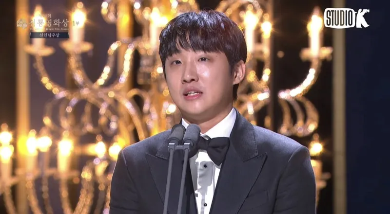 View -             Thảm đỏ Rồng Xanh lần thứ 44: Chủ tịch JYP ấn tượng trên sân khấu, Lee Byung Hun 'ẵm' cúp Ảnh Đế    