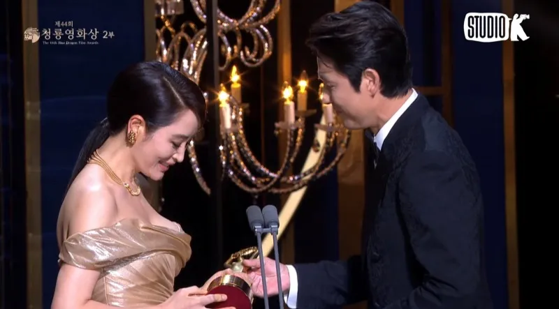             Thảm đỏ Rồng Xanh lần thứ 44: Chủ tịch JYP ấn tượng trên sân khấu, Lee Byung Hun 'ẵm' cúp Ảnh Đế    