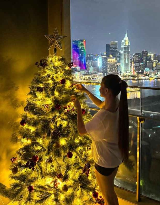 View -             Lộ ảnh Đặng Văn Lâm cùng bạn gái trang hoàng cây thông noel lộng lẫy    