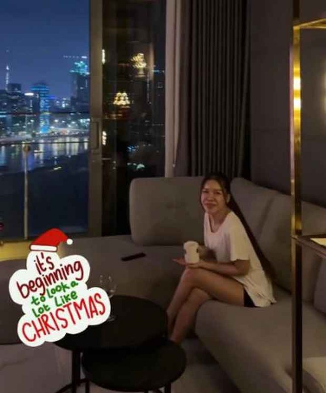 View -             Lộ ảnh Đặng Văn Lâm cùng bạn gái trang hoàng cây thông noel lộng lẫy    