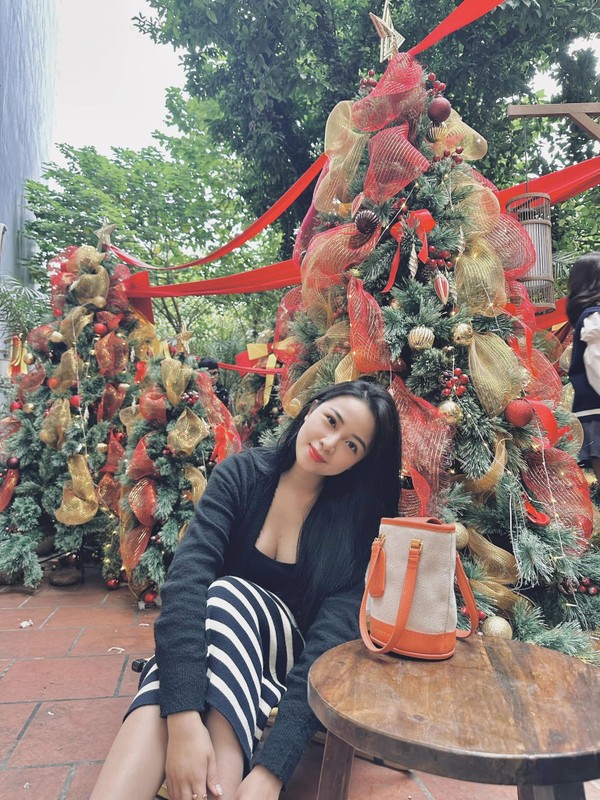             Dàn WAGs Việt đọ sắc bên cây thông Noel, nhan sắc ra sao?    