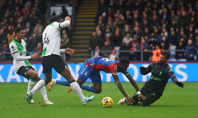 View -             Salah ghi bàn thứ 200, Liverpool hạ Crystal Palace lên ngôi đầu bảng    