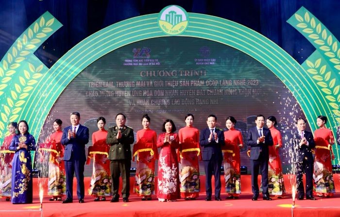 View -             Huyện Ứng Hòa đón nhận huyện đạt chuẩn nông thôn mới và Huân chương Lao động hạng Nhì    