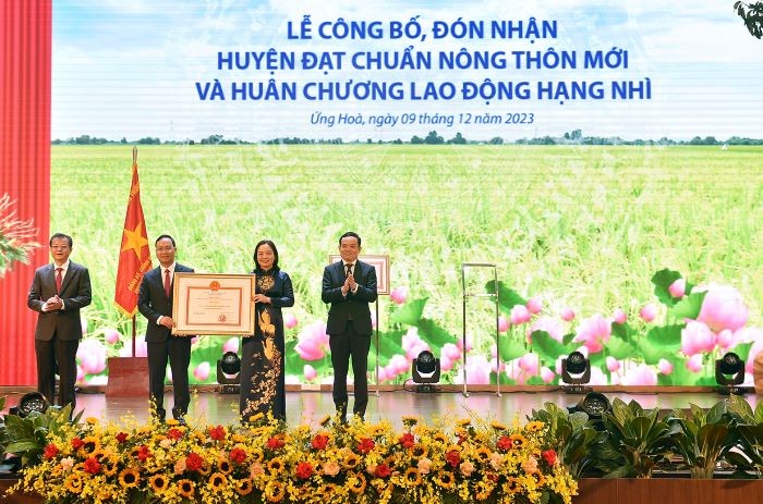 View -             Huyện Ứng Hòa đón nhận huyện đạt chuẩn nông thôn mới và Huân chương Lao động hạng Nhì    