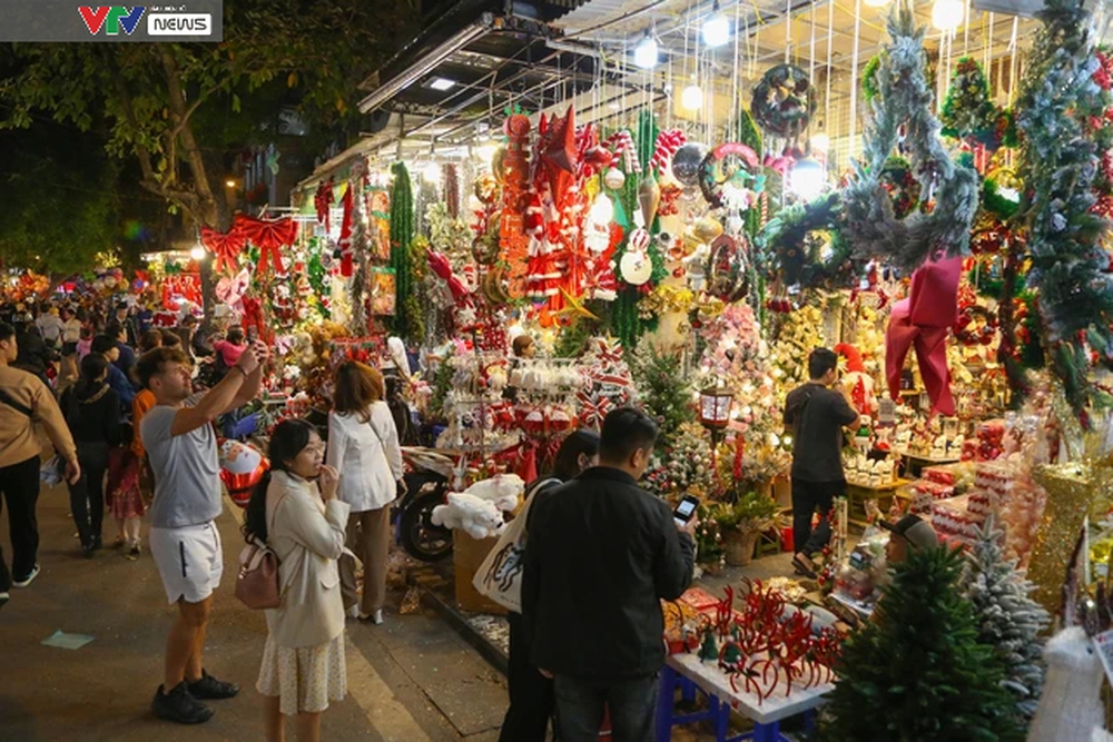 View -             Phố Hàng Mã lung linh sắc màu trước dịp lễ Noel    